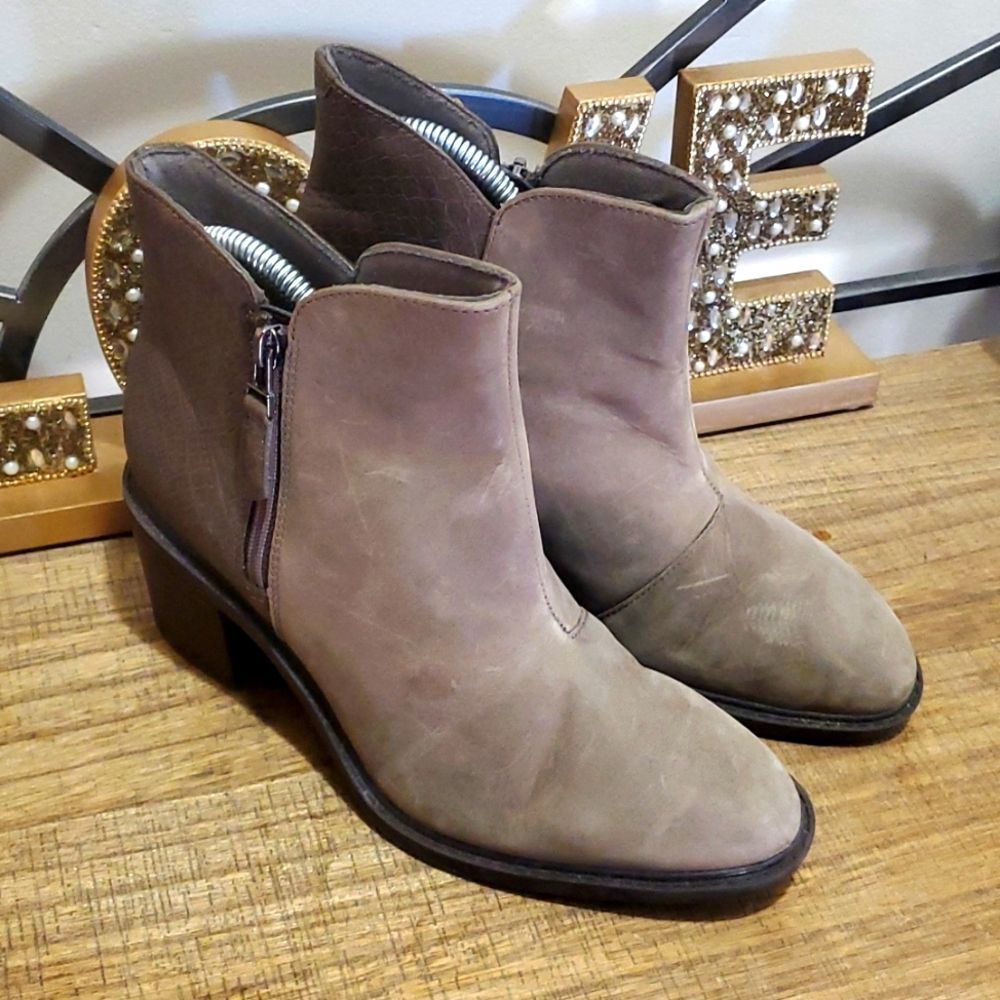 Clarks Taupe Leather Healed Ankle Side Zip Boots Sz 8 Boho Cottagecore Winter